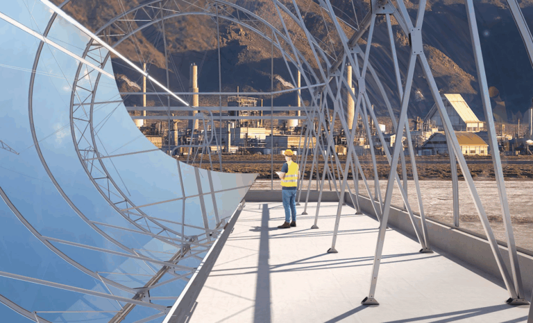Mann steht vor 750 MWth Solarthermie-Technologien