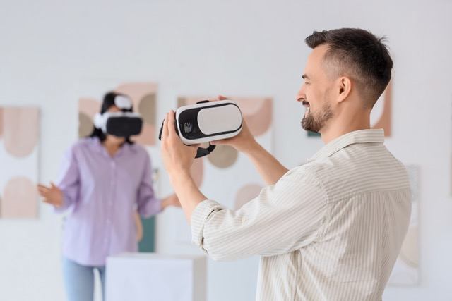 Das Bildmotiv zeigt einen Mann mit einer AR_Brille in der Hand