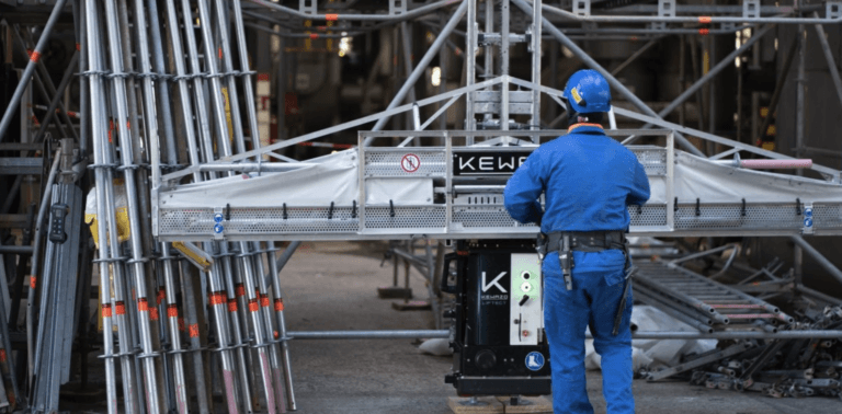Das Bild zeigt einen Bauarbeiter mit dem LIFTBOT von KEWAZO