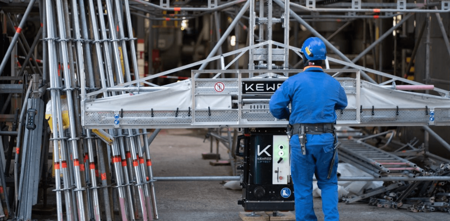 Das Bild zeigt einen Bauarbeiter mit dem LIFTBOT von KEWAZO
