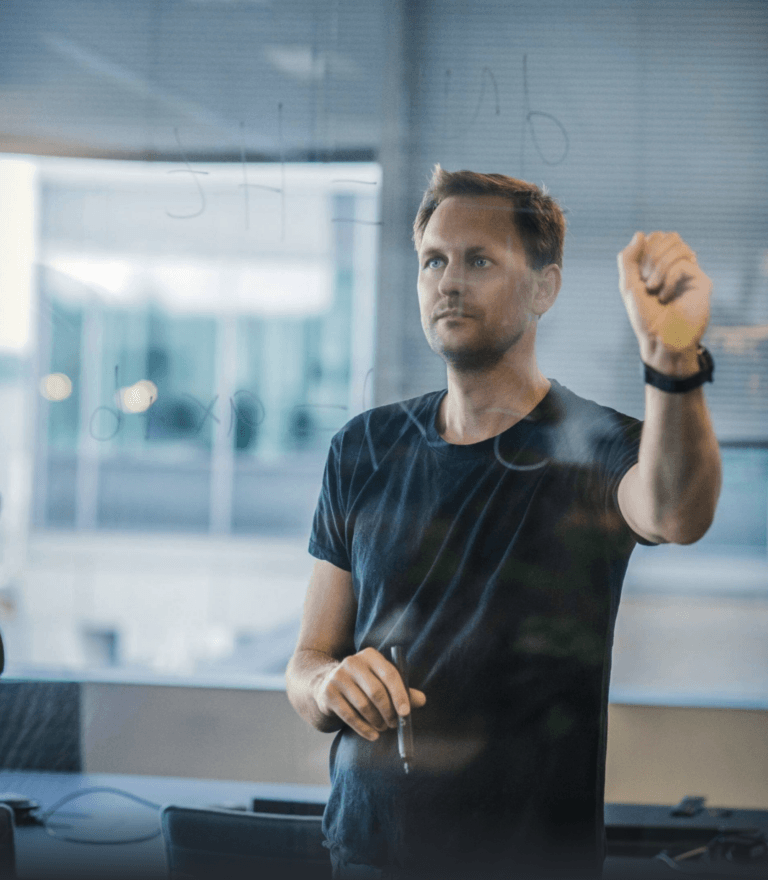 Das Bildmotiv zeigt Jan Götz, CEO und Gründer vom IQM