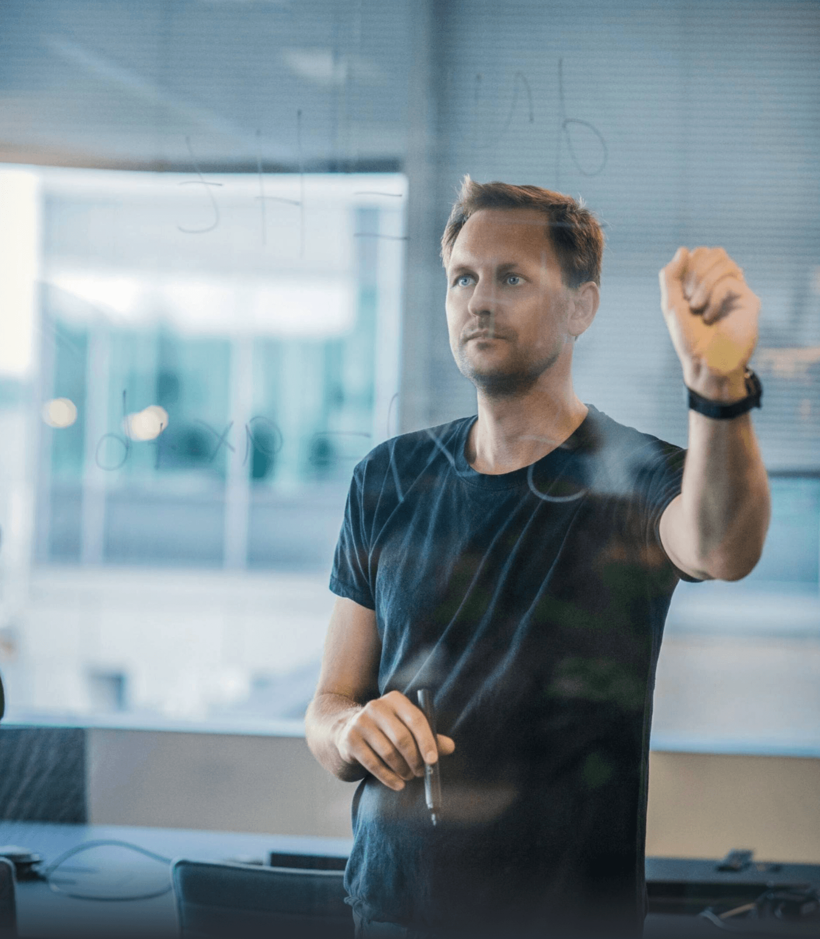 Das Bildmotiv zeigt Jan Götz, CEO und Gründer vom IQM