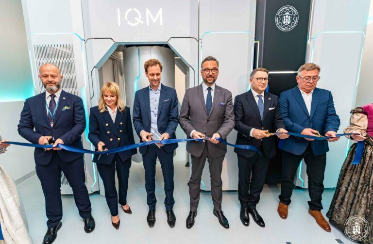 Das Bildmotiv zeigt die die Technische Universität Posen in Polen die den Quantencomputer IQM vorstellt