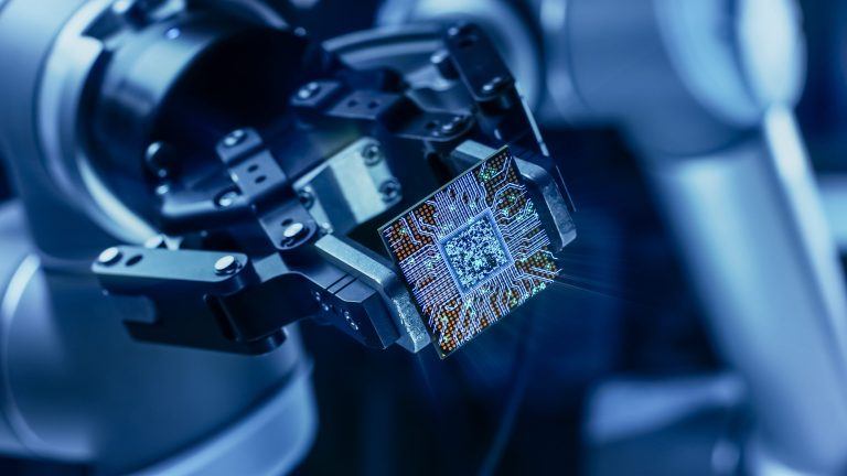 Futuristisches Animationskonzept: Authentischer High-Tech-Roboter-Arm-Holding zeitgenössischer Super-Computer-Prozessor in Fokus.